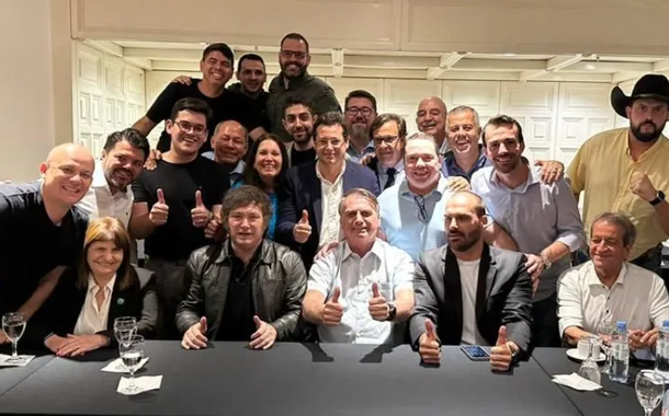 Bolsonaro é barrado ao tentar se infiltrar na foto de chefes de estado com Milei