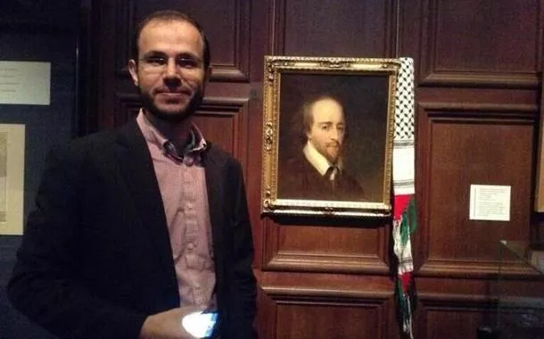 Poeta palestino Refaat Alareer morre em bombardeio israelense em Gaza