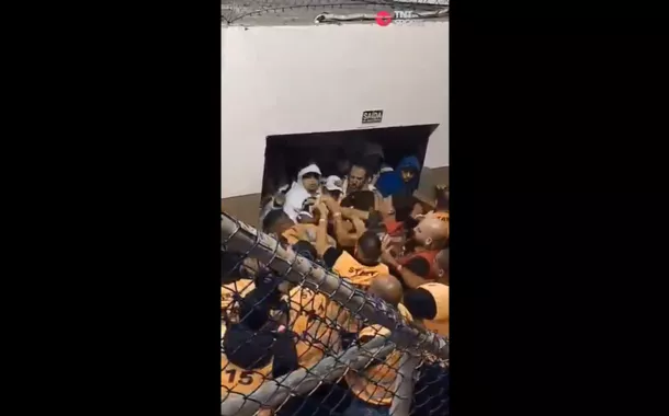 Torcedores invadem ginásio em dia de eleição do novo presidente do Santos