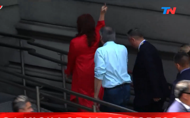 Cristina Kirchner é hostilizada na chegada à posse de Milei e responde com 'dedo do meio' (vídeo)