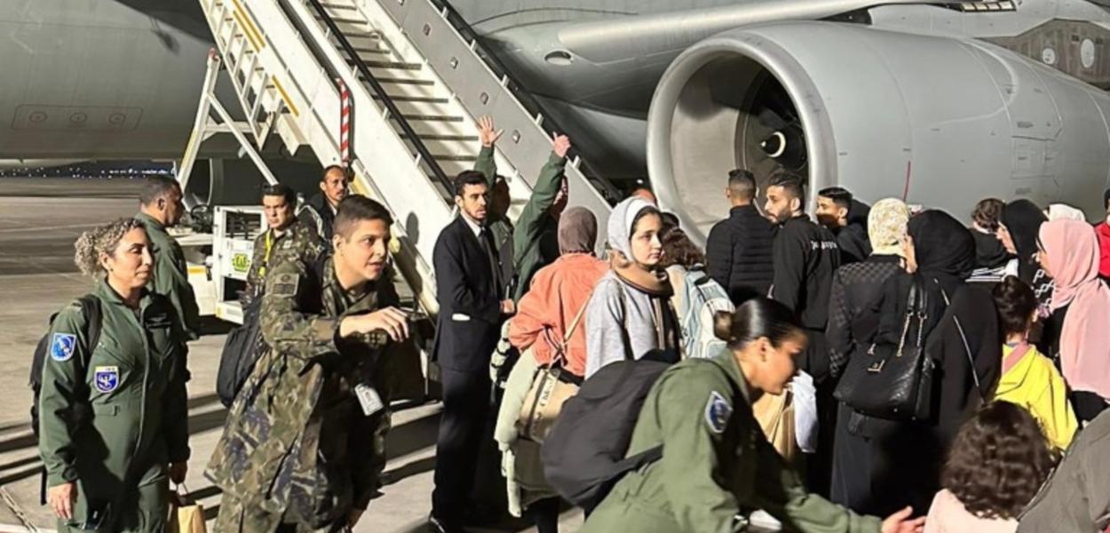 Brasileiros e palestinos que Itamaraty retirou da Faixa de Gaza embarcam em avião da Força Aérea Brasileira (FAB) no aeroporto do Cairo, no Egito, para o Brasil, em 10 de dezembro de 2023. — Foto: Ministério das Relações Exteriores/ divulgação
