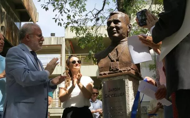 UFSC inaugura Jardim Cancellier com busto em homenagem ao ex-reitor perseguido pela Lava Jato