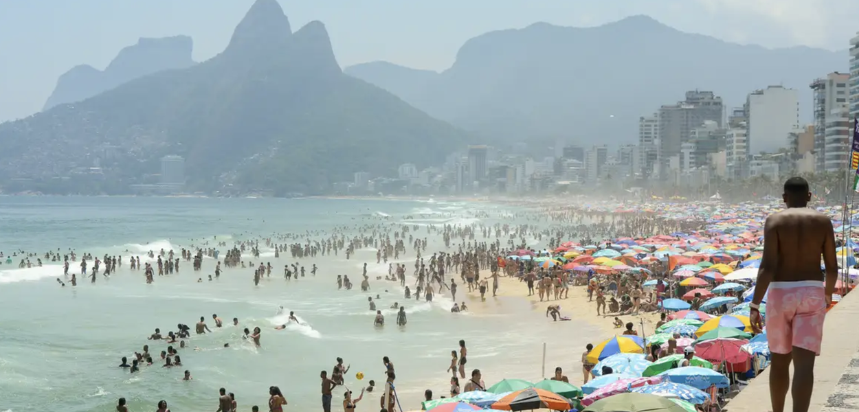 Praia lotada no Rio de Janeiro