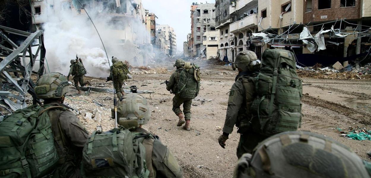 Soldados israelenses operam na Faixa de Gaza
 18/12/2023   Divulgação via REUTERS