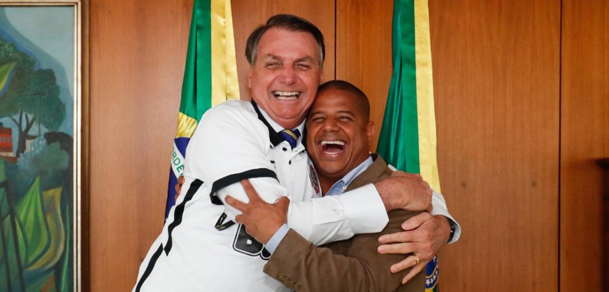 Jair Bolsonaro (à esq.) e Marcelinho Carioca