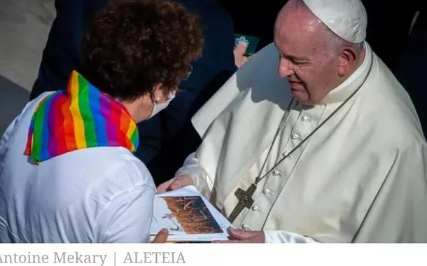 Papa Francisco aprova benção a casal LGBT