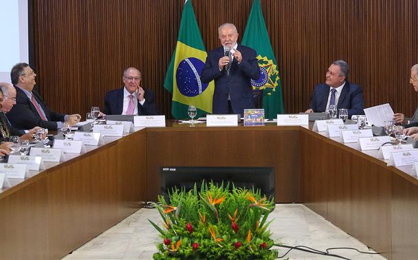 Na última reunião ministerial do ano, Lula exalta Haddad e celebra reforma tributária