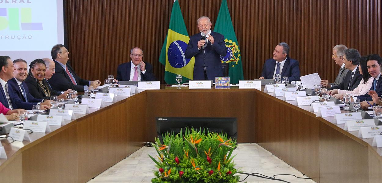 O presidente Luiz Inácio Lula da Silva coordena reunião ministerial, no Palácio do Planalto.