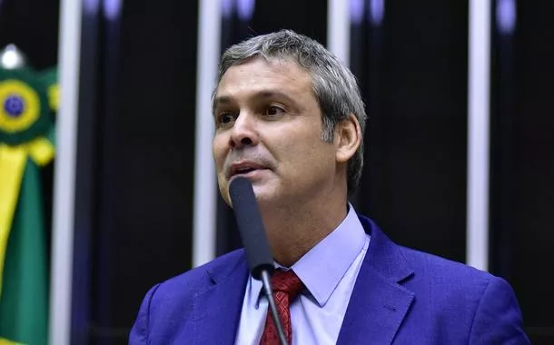 Eleição de Trump nos EUA e especulação do mercado influenciaram alta do dólar, diz Lindbergh