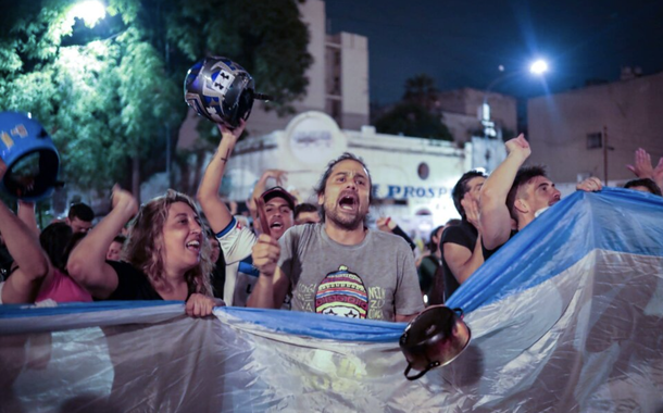 Argentinos retomam panelaços após pacote de Milei que elimina direitos econômicos e democráticos