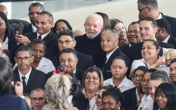 O presidente Luiz Inácio Lula da Silva participa, de confraternização com os (as) trabalhadores (as) do Palácio do Planalto