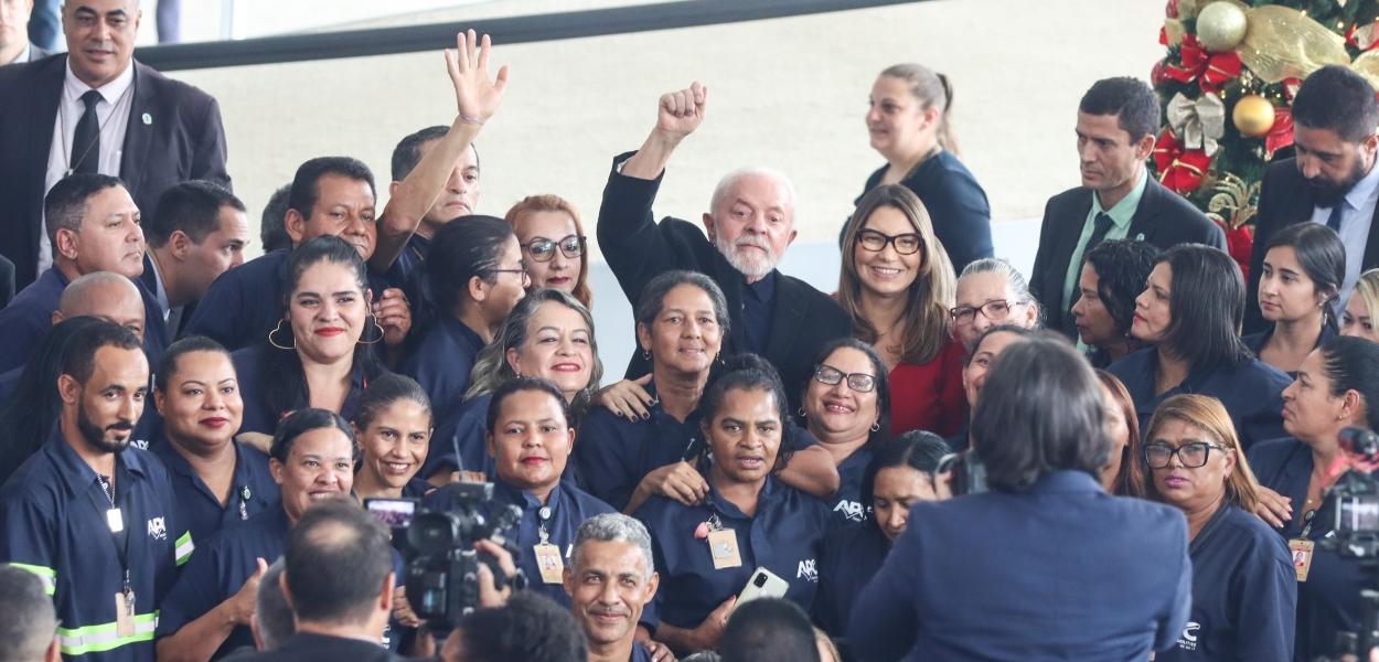 O presidente Luiz Inácio Lula da Silva participa, de confraternização com os (as) trabalhadores (as) do Palácio do Planalto