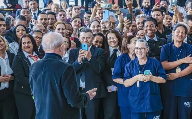 Lula com os trabalhadores do Palácio do Planalto