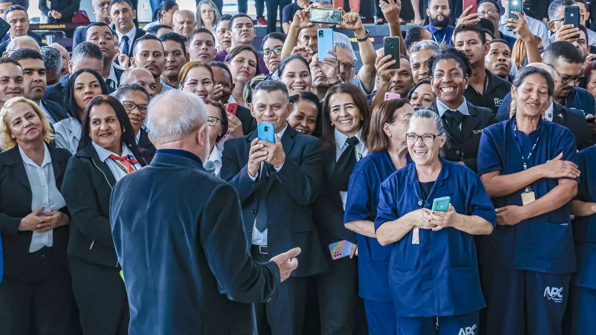 Lula com os trabalhadores do Palácio do Planalto