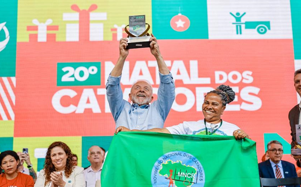 Presidente Lula ergue prêmio concedido aos amigos dos catadorescomo jogar no caça níquelrecicláveis durante o 20º Natal dos Catadorescomo jogar no caça níquelBrasília 22/12/2023