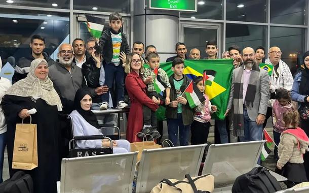 Terceiro grupo de brasileiros repatriados de Gaza deixa o Egito