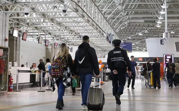 Brasileiros voltam a procurar destinos turísticos no país. Aumento nas buscas por passagens é de 112%