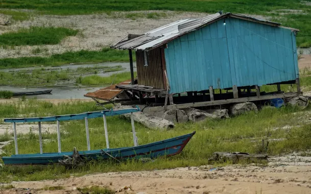 Rio Negro atinge menor nível em 122 anos no dia da eleição e afeta 120 mil eleitores no Amazonas