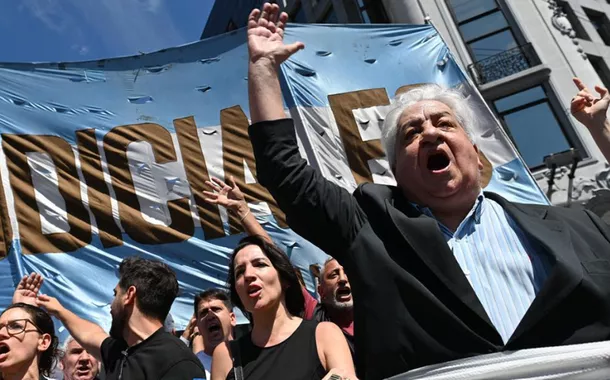Milei enfrenta terceira greve geral na Argentina em meio a negociações com o FMI