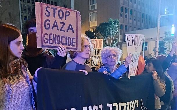 Em protesto, centenas de israelenses pedem destituição de Netanyahu e novas eleições imediatamente