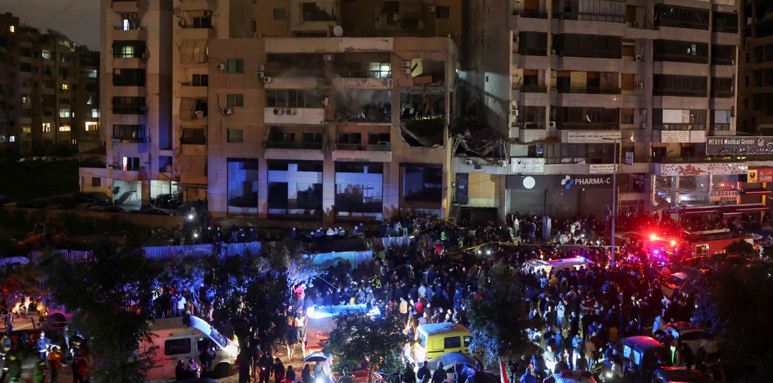 Pessoas se reúnem perto de local danificado após explosão por drone israelense no subúrbio de Dahiyeh, em Beirute 02/01/2024