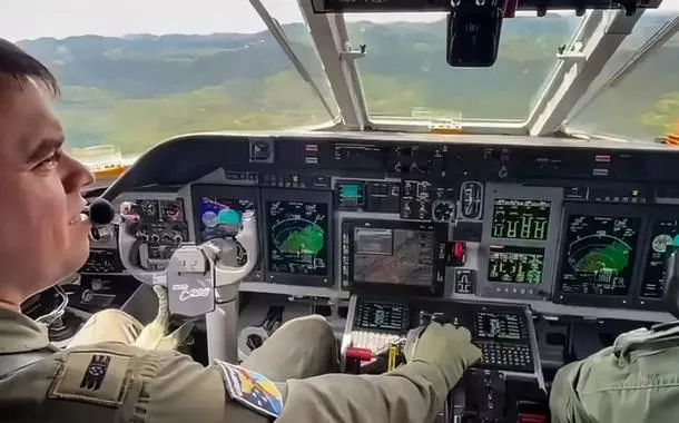 Piloto da FAB durante voo