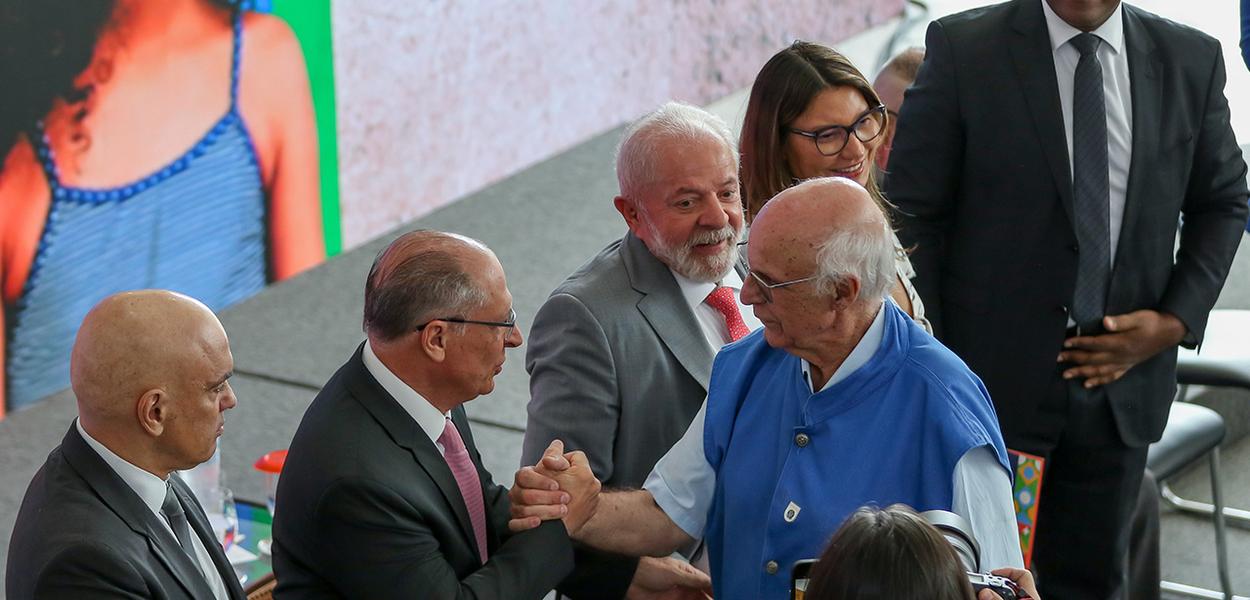 O padre Júlio Lancellotti e o vice presidente Geraldo Alckmin se cumprimentam durante o lançamento do Plano Ruas Visíveis - Pelo direito ao futuro da população em situação de rua, no Palácio do Planalto, em Brasília