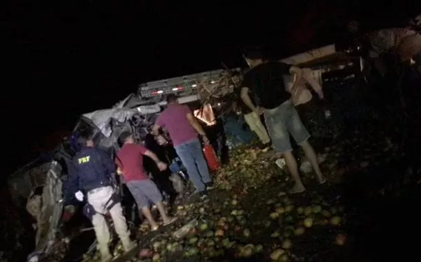 Batida entre caminhão e ônibus de turismo deixa 25 pessoas mortas na Bahia