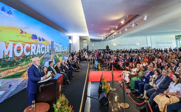 Presidente Lula discursa no ato Democracia Inabalada