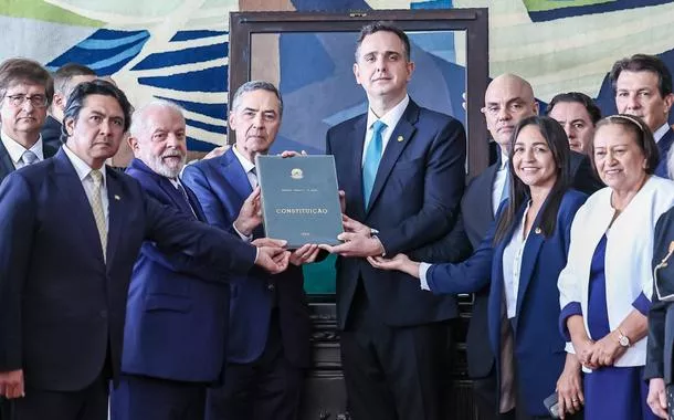 Presidente Lula, ministro Luis Roberto Barroso e senador Rodrigo Pacheco no ato Democracia Inabalada