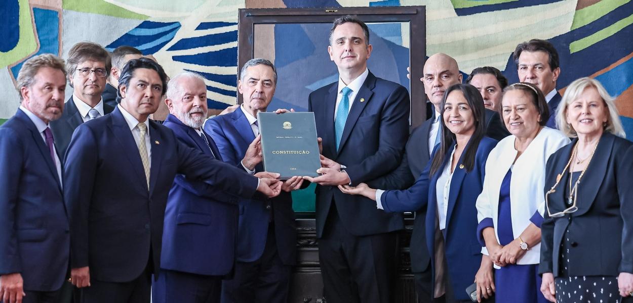 Presidente Lula, ministro Luis Roberto Barroso e senador Rodrigo Pacheco no ato Democracia Inabalada