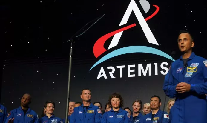 O astronauta da NASA Joseph M. Acaba discursa em um evento da NASA em Houston, Texas, EUA, onde foi anunciada a tripulação da missão Artemis II, que viajará até a Lua e retornará