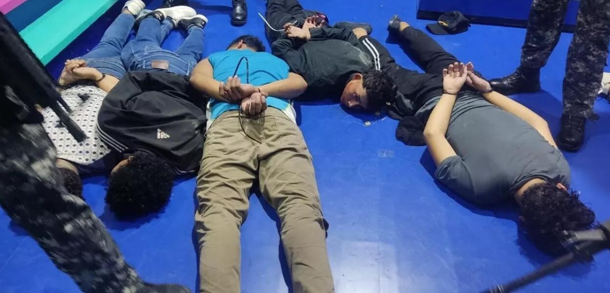 Pessoas rendidas em estúdio de televisão no Equador (Foto: Reprodução) Pessoas rendidas em estúdio de televisão no Equador