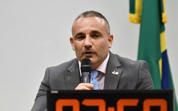 Bolsonaro-supporting police chief is shocked to be warned about the rise in crime due to CACs (video)