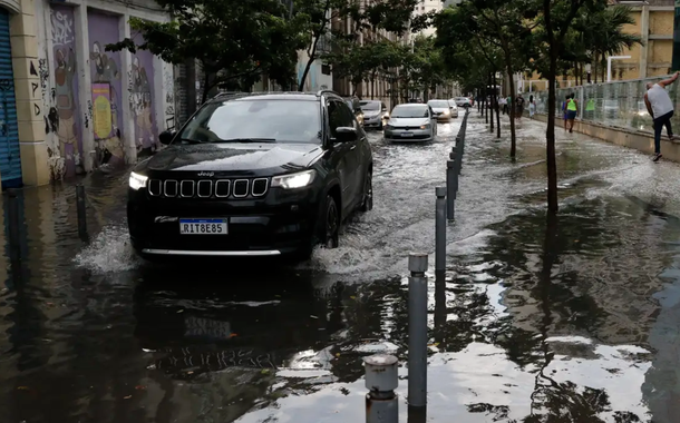 Chega a 11 número de mortos por causa da chuva no Rio e Eduardo Paes decreta emergência