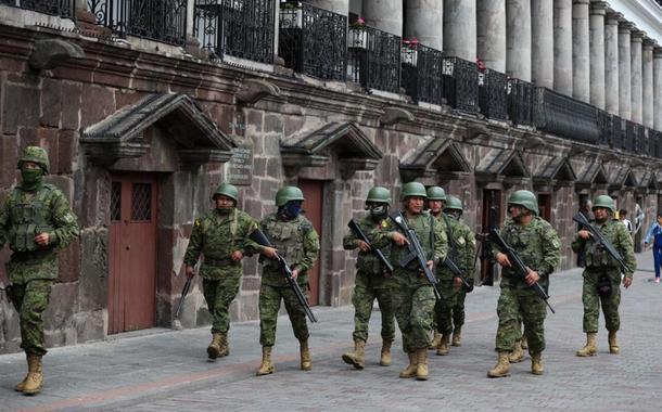 Militares patrulham as ruas no Equador