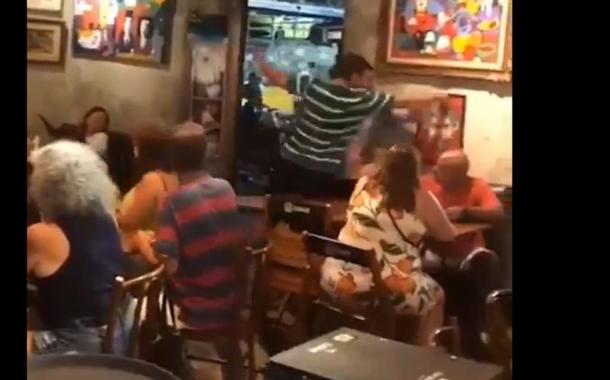 Bolsonarista destrói placa de Marielle e quebra quadro com imagem de Lula em bar no Rio (vídeo)