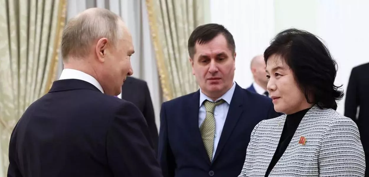 Vladimir Putin e Choe Son Hui se cumprimentam 