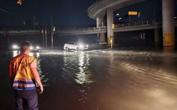 Comporta de segurança rompe na zona norte de Porto Alegre devido às chuvas