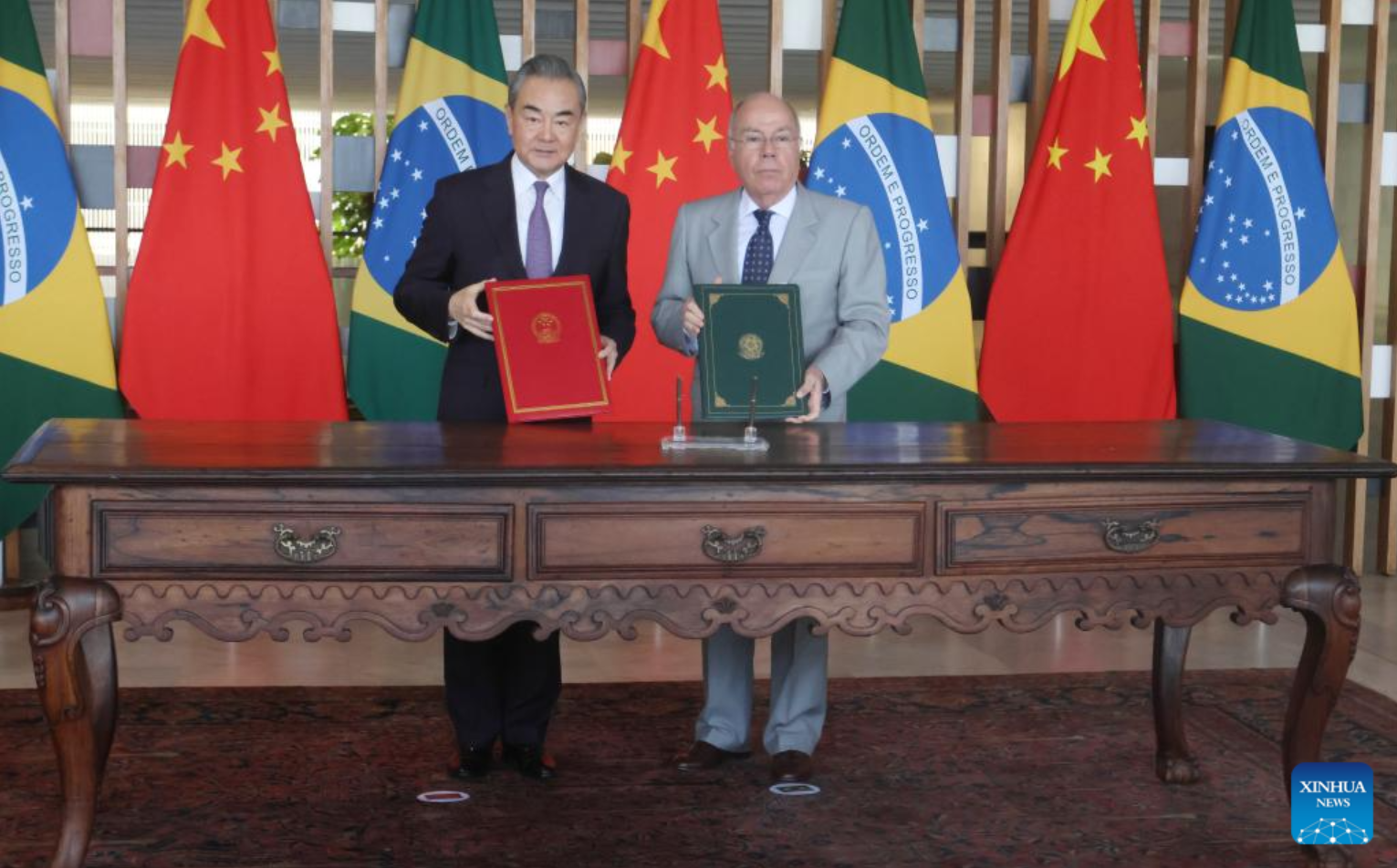 O ministro das Relações Exteriores da China, Wang Yi, e o ministro das Relações Exteriores do Brasil, Mauro Vieira