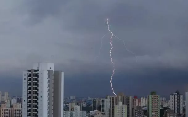 Temporal deixa 2,1 milhões sem luz na Grande SP