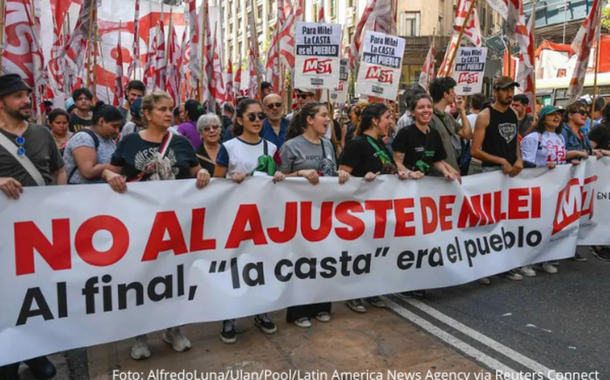 Argentinos protestam contra pacote neoliberalbet8 casinoMilei 