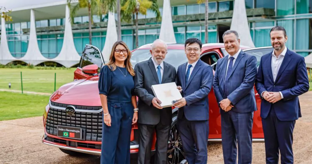 Presidente Lula recebe executivos da BYD no Palácio da Alvorada