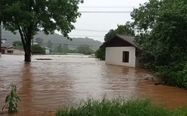 Chuvas deixam ao menos uma pessoa morta e milhares fora de casa no RS