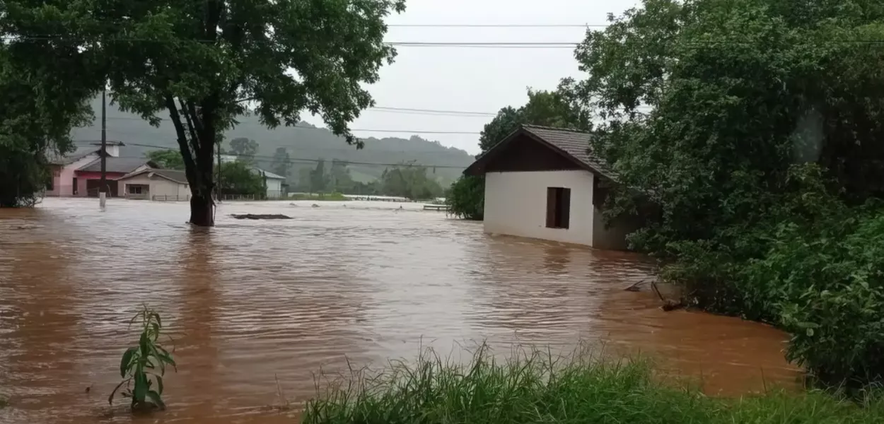 Chuvas deixam ao menos uma pessoa morta e milhares fora de casa no RS