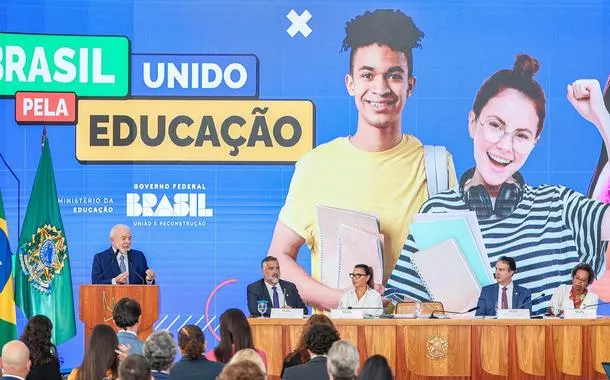 "É sagrado para um país garantir que vocês fiquem na escola", diz Lula a estudantes em anúncio do pagamento do Pé-de-Meia