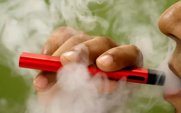 Indústria do tabaco pretende viciar nova geração em vapes, diz OMS