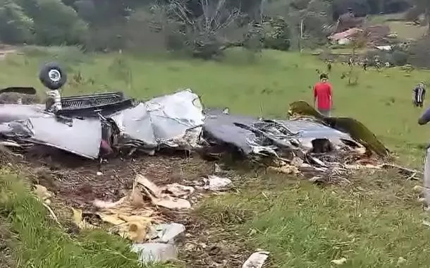 Bombeiros confirmam morte das sete pessoas que estavam a bordo do avião que caiu em MG