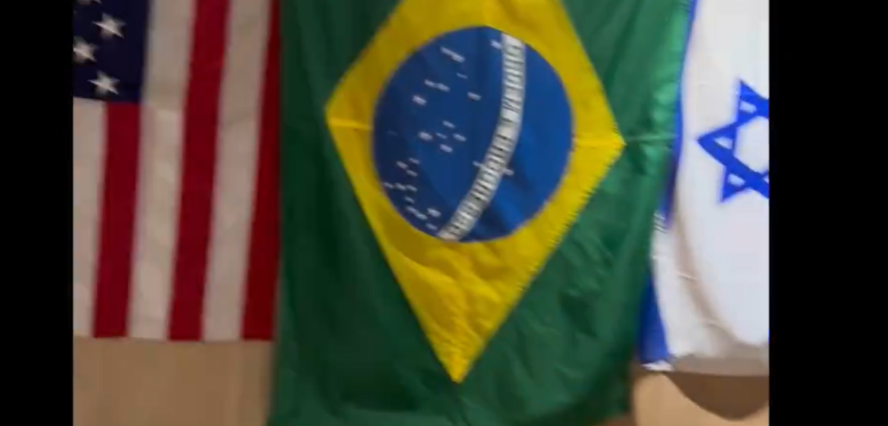 Carlos Bolsonaro mostra casa revirada e um detalhe: tem as bandeiras dos EUA  e de Israel na parede - Brasil 247