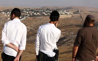 Colonos judeus observam assentamento durante uma missão de reconhecimento para encontrar novos topos de colinas para colonizar